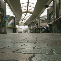 石畳の通路が続く前橋中心商店街のアーケードの写真