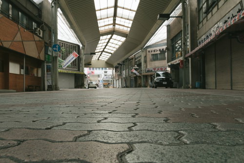 石畳の通路が続く前橋中心商店街のアーケード