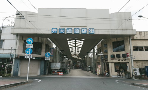 前橋中心商店街の弁天通商店街アーケード通りの店舗風景