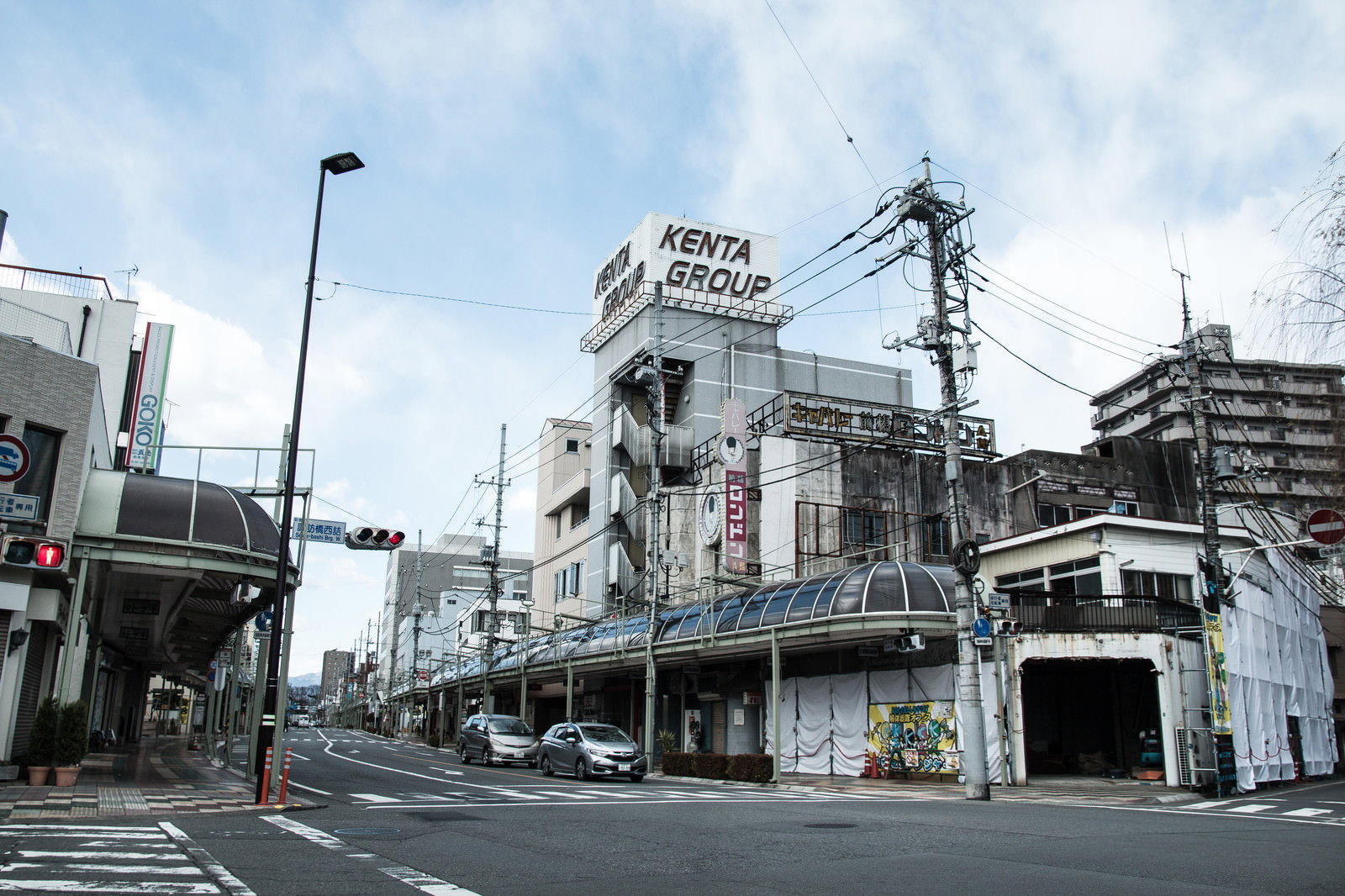 商店街のアーケードが見える諏訪橋西詰交差点の街並み