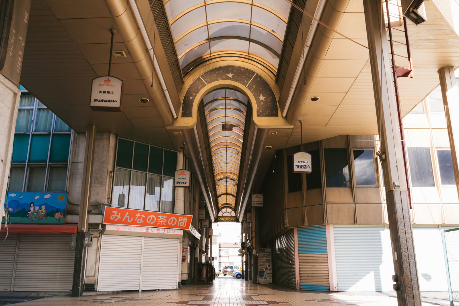 開店前の前橋中心商店街のアーケード通路