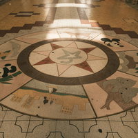 前橋中央商店街に施された動物たちの円形モザイクタイルの写真