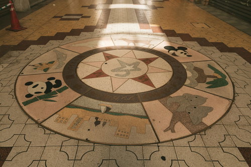 前橋中央商店街に施された動物たちの円形モザイクタイル