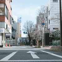 前橋駅前の交差点と周辺の街並み、駅前商店街の都市風景の写真