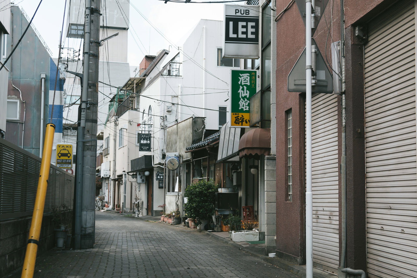 シャッターが下りた商店が並ぶ前橋商店街の静かな通り