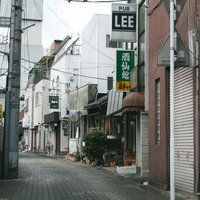シャッターが下りた前橋商店街の街並みの写真