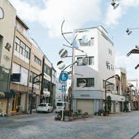 朝の静寂に包まれた前橋商店街の街並みと建物群の写真