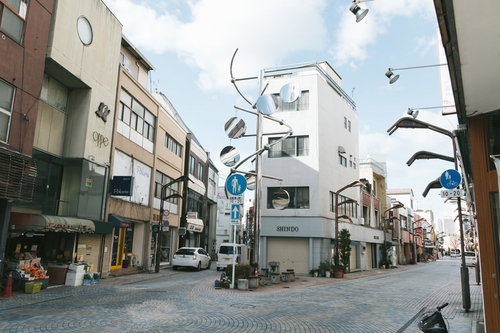 朝の静寂に包まれた前橋商店街の街並みと建物群
