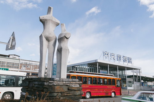 中央前橋駅前に設置された白いオブジェとモニュメント