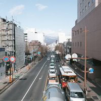 前橋駅前の交通量が多い駅周辺の街並みと都市風景の写真
