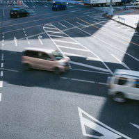 複数の車線が交差する道路の交差点の写真