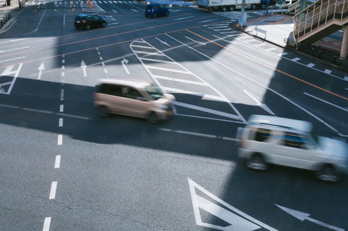 複数の車線が交差する道路の交差点