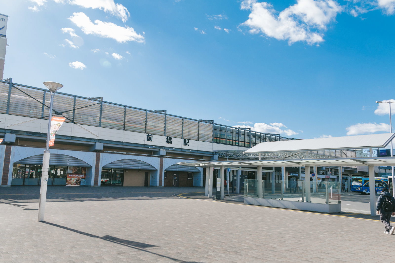 前橋駅前の白い屋根のペデストリアンデッキと青空