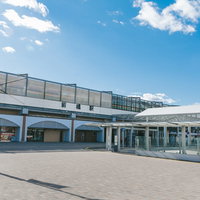 群馬県前橋駅の駅前広場とペデストリアンデッキの写真