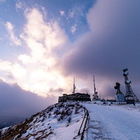 冬の美ヶ原高原に立つ電波塔と雪景色の写真