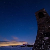 夜明け前の美ヶ原高原に立つ美しの避難塔と星空の写真