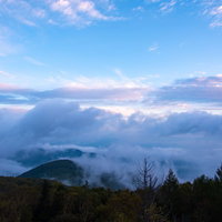 美ヶ原の夜明けに広がる雲海と山々のシルエットの写真