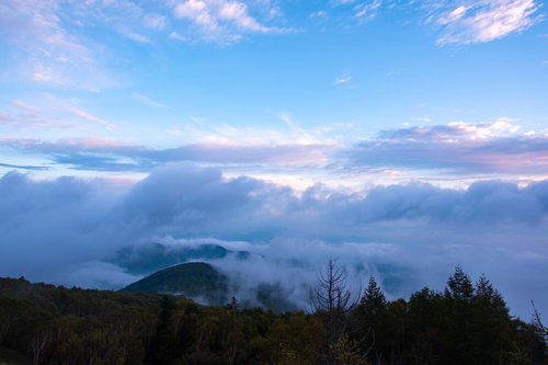 美ヶ原の夜明けに広がる雲海と山々のシルエット