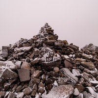 雪化粧した牛伏山山頂のケルン（美ヶ原）の写真