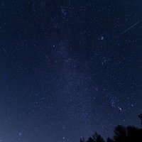 巣栗渓谷で撮影したふたご座流星群の星空と渓谷の夜景の写真