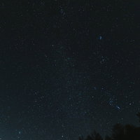 巣栗渓谷で見る満天の星空と渓谷地形の夜景の写真