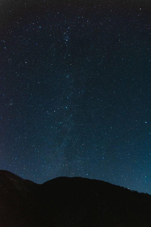 巣栗渓谷から立ち上がる天の川と星空の夜景