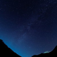 竜ヶ沢ダムから見た天の川と星空のシルエットの写真