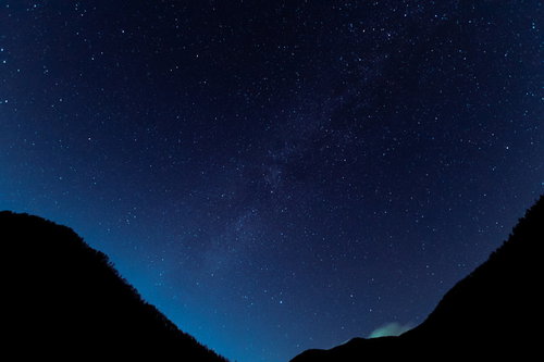 竜ヶ沢ダムから見た天の川と星空のシルエット