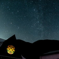 武石観光センターのステンドグラス窓と天の川の写真