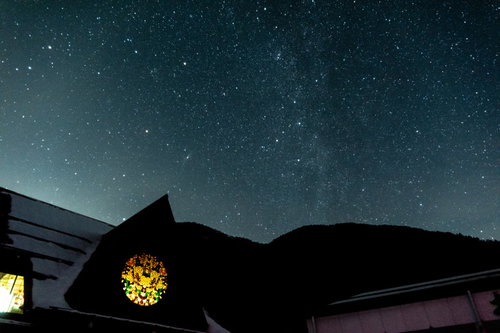 武石観光センターのステンドグラス窓と天の川