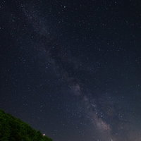 美ヶ原の麓から見た天の川と星空の星景の写真