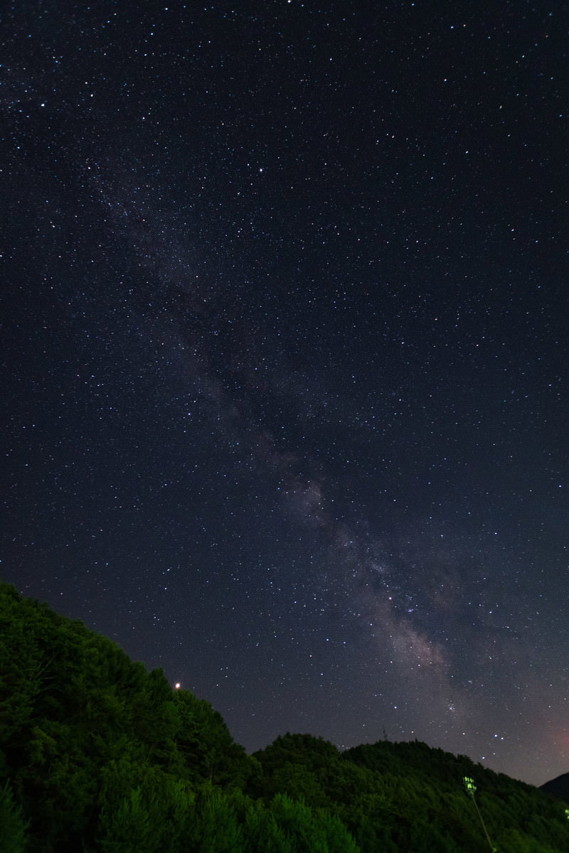 美ヶ原の麓から撮影された天の川と夜空の風景