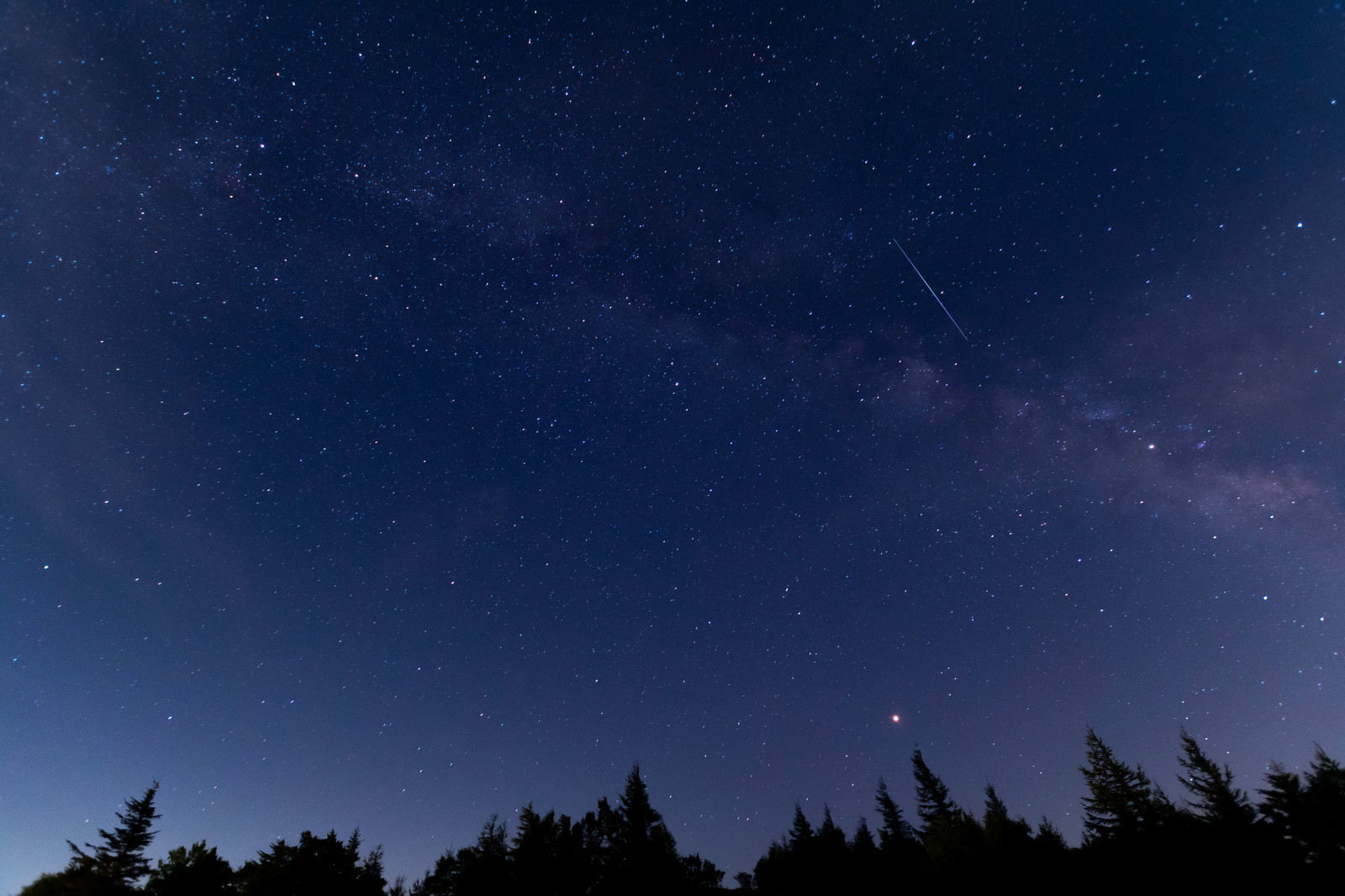 物見石山から撮影した夜空の天の川と流れ星、山のシルエット