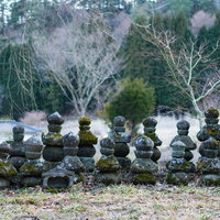 鳥屋の弥勒堂に並ぶ石仏群と冬景色の写真