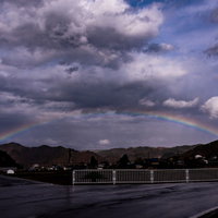 雨上がりの空に現れた虹のアーチ～気象現象を捉えた風景の写真