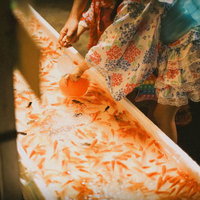 薄暗いお祭りの金魚すくい屋台の夏の風情と夜店の雰囲気の写真