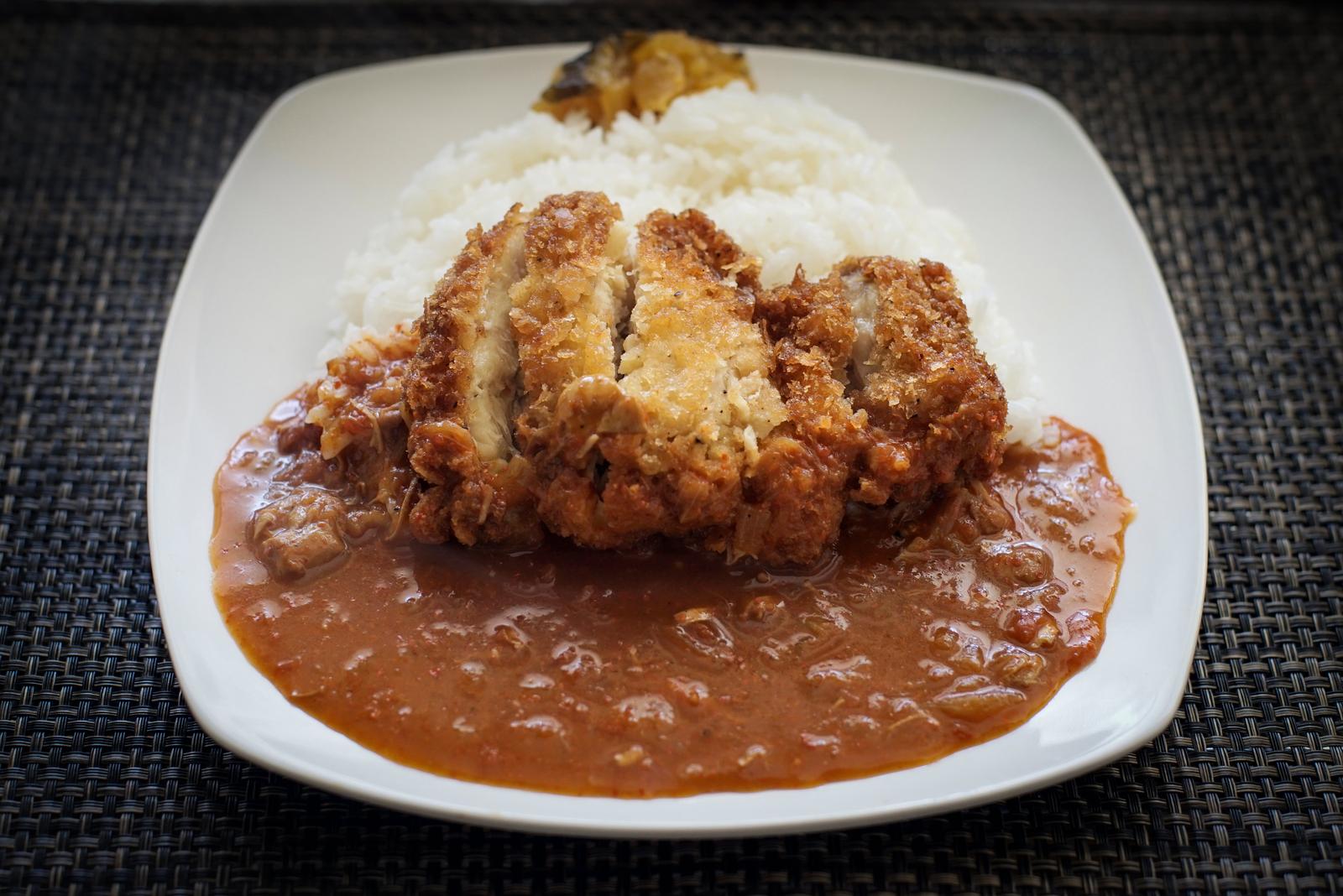 チキンカツをのせた手作りカツカレー