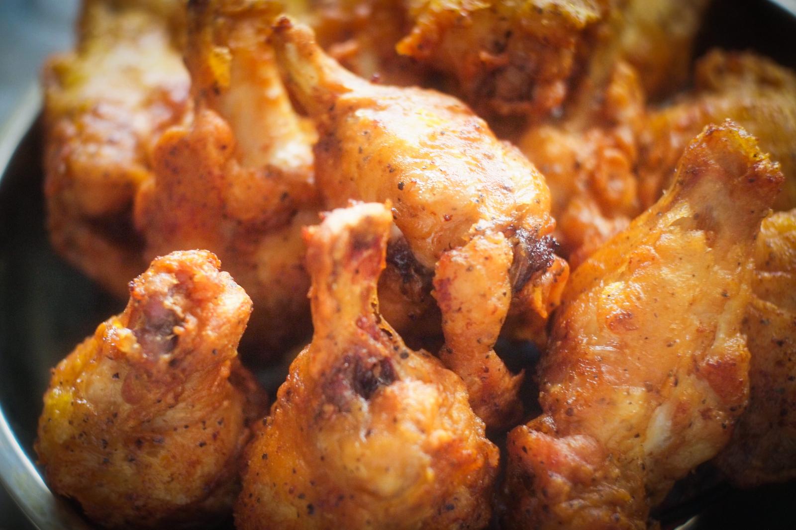 ボウルに山盛りのフライドチキン