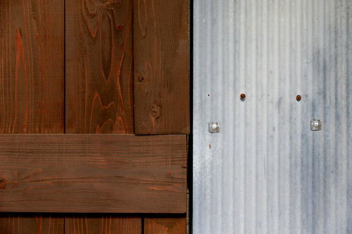 木と金属の異素材が組み合わさった壁（テクスチャー）