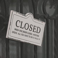 営業終了を告げるシンプルなクローズド看板の写真