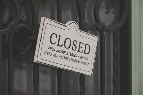 営業終了を告げるシンプルなクローズド看板