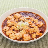刻みネギをトッピングした熱々の手作り麻婆豆腐の写真