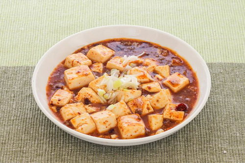 刻みネギをトッピングした熱々の手作り麻婆豆腐