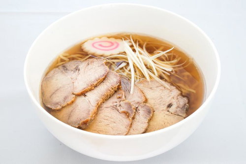 自宅で作ったチャーシュー麺、濃厚スープと豚骨鶏がらの奥深い味わい
