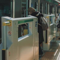 駅のホームに設置されたホームドアの写真