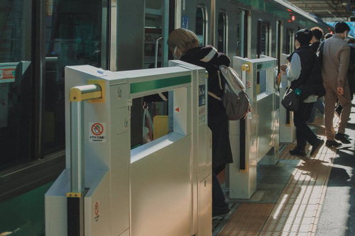 駅のホームに設置されたホームドア