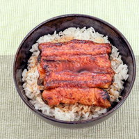 紅しょうがを添えた定番の牛丼の写真