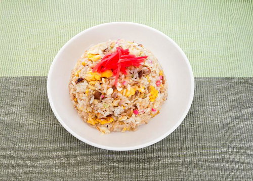 白い皿に盛られたカツカレーライス