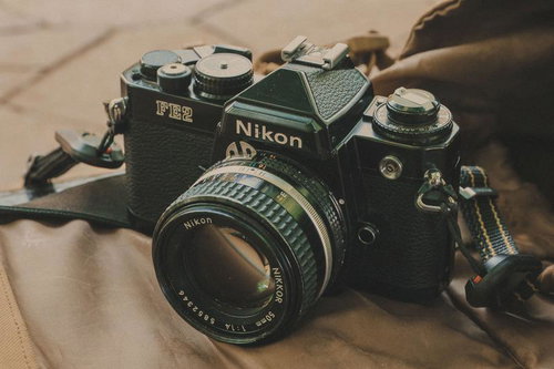 住宅街のごみ集積所に整然と並ぶ資源ごみと段ボール箱