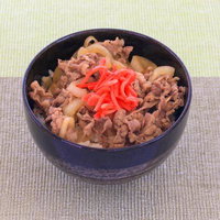 紅生姜をのせた牛丼の写真